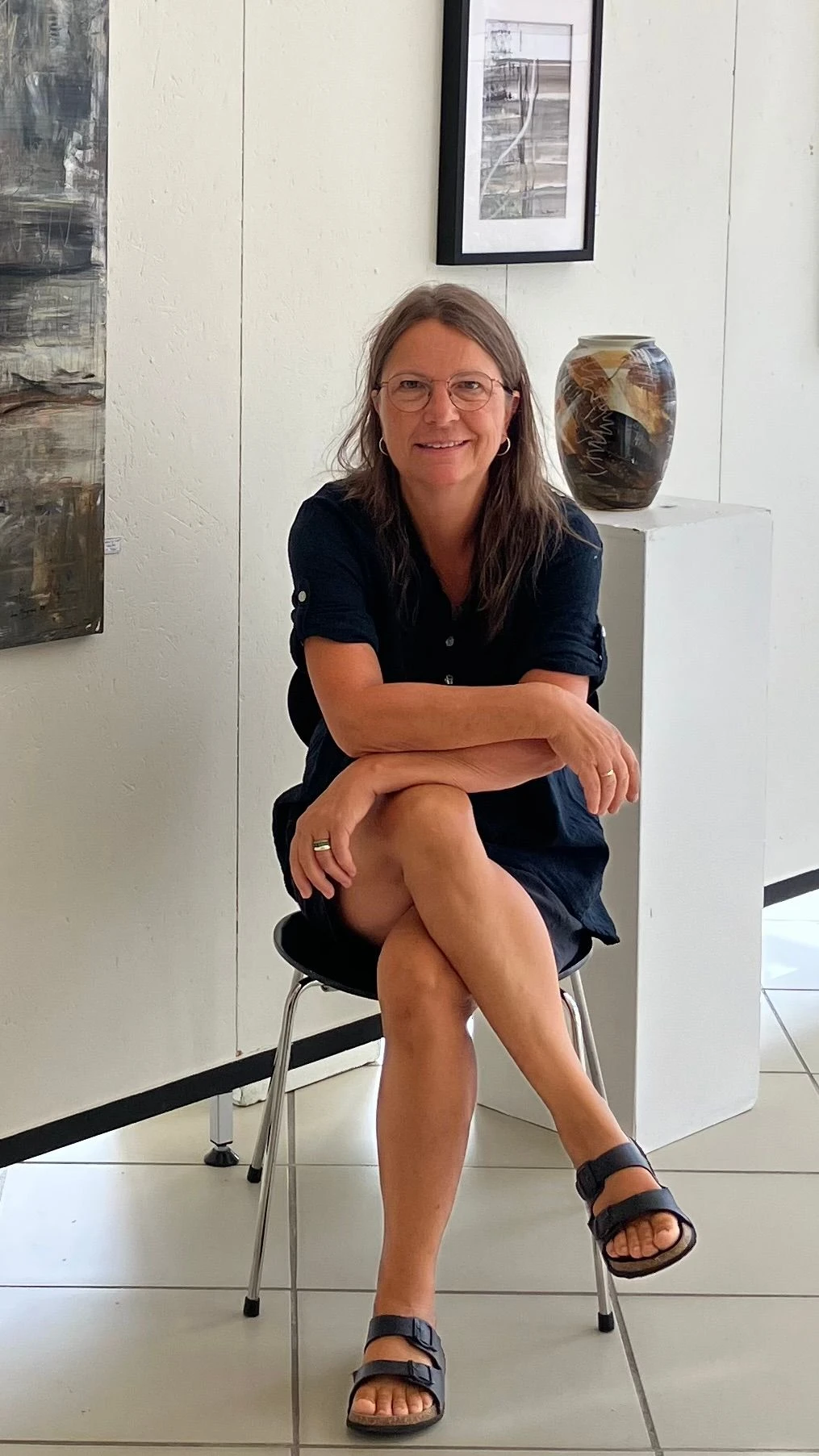 Ann Blagrave siddende i et udstillingsrum